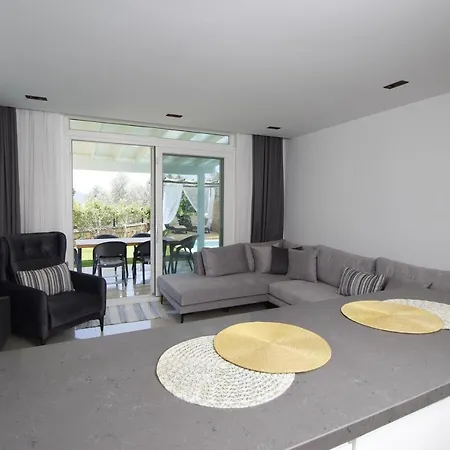 Hotel Mira Oezel Havuzlu 3+1 Torba/bodrum *